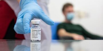 Tiêm vắc xin là cách thức hiệu quả để chống lại Covid-19