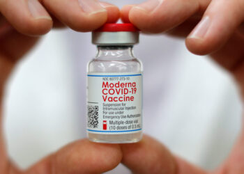 Nhà sản xuất khuyến cáo những người nên hoãn tiêm vắc xin Moderna