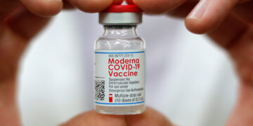 Nhà sản xuất khuyến cáo những người nên hoãn tiêm vắc xin Moderna