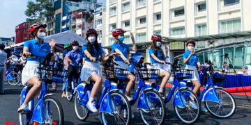 Người dân TP.HCM háo hức trải nghiệm xe đạp công cộng