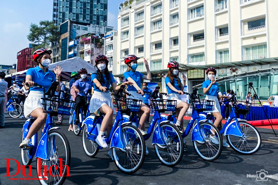 Người dân TP.HCM háo hức trải nghiệm xe đạp công cộng
