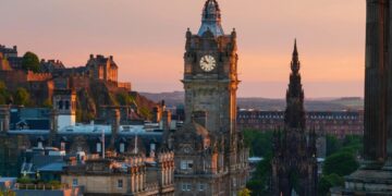 Phong cảnh đẹp nao lòng của thành phố cổ đẹp nhất nước Anh – nơi được coi là ‘quê hương của Harry Potter’