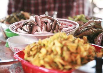 Lẩu cá linh bông điên điển về phố còn đượm hương phù sa