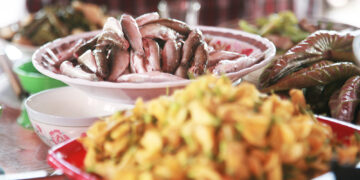 Lẩu cá linh bông điên điển về phố còn đượm hương phù sa