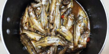 Anh mua cá chốt về kho đi, ngon lắm