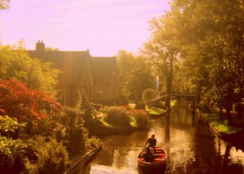 Ngôi làng không đường nhưng nhiều cầu, yên tĩnh mà vang tiếng chim