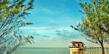 Săn tour mới, vé máy bay, lưu trú giá rẻ ở lễ hội sông nước TP.HCM