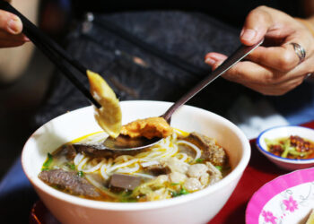 Quán bún bò ngon chỉ xuất hiện vài tiếng mỗi ngày ở Sài Gòn