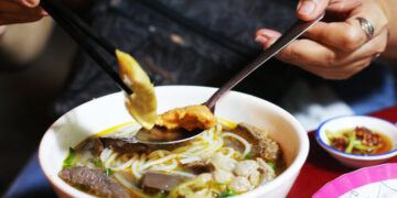 Quán bún bò ngon chỉ xuất hiện vài tiếng mỗi ngày ở Sài Gòn