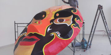 Cận cảnh làm mặt nạ tuồng khổng lồ bằng giấy dó