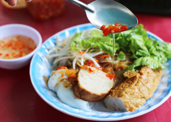 Bánh cuốn Song Mộc, vì sao người mê kẻ chê?