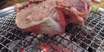 Cuối tuần nướng bò tơ cuốn lá rừng, chấm mắm tôm