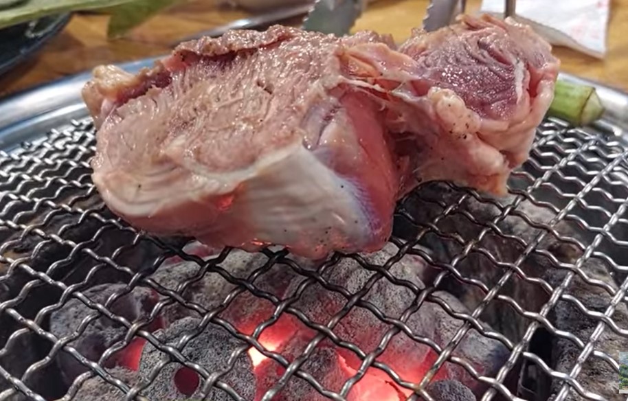 Cuối tuần nướng bò tơ cuốn lá rừng, chấm mắm tôm