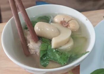 Độc lạ lẩu gà lá é nhúng ngọc kê