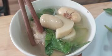 Độc lạ lẩu gà lá é nhúng ngọc kê