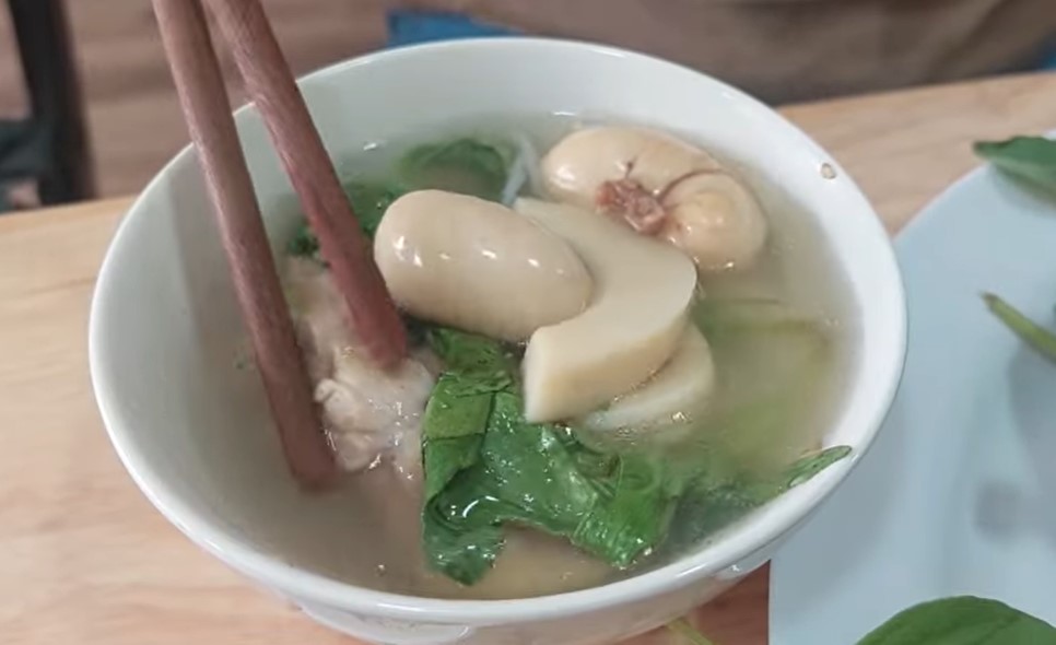Độc lạ lẩu gà lá é nhúng ngọc kê