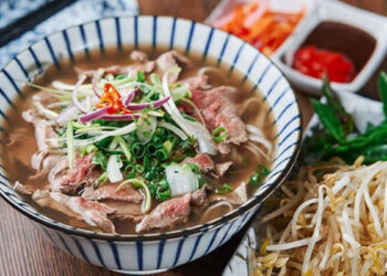 Muôn kiểu vinh danh bánh mì và phở trên báo nước ngoài