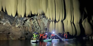 Thạch nhũ đẹp lạ lùng trong hang Sơn Nữ mới được tìm thấy