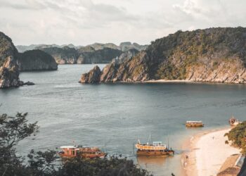 Khách quốc tế được gợi ý đến 7 vùng biển đẹp ở Việt Nam