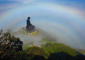 Xuất hiện phật quang trong biển mây hồng trên đỉnh Fansipan