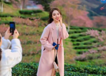 Người đẹp khoe ảnh đẹp rạng rỡ với hoa đào ở đồi chè Ô Long, Sa Pa