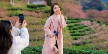 Người đẹp khoe ảnh đẹp rạng rỡ với hoa đào ở đồi chè Ô Long, Sa Pa