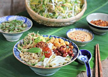 Cơm hến, thấm đượm chiều sâu ẩm thực Huế