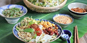 Cơm hến, thấm đượm chiều sâu ẩm thực Huế