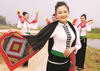 Đầu xuân lên đường về lễ hội hoa ban