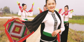 Đầu xuân lên đường về lễ hội hoa ban