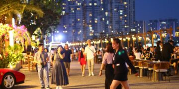 Lạc vào khu ăn chơi mới bên bến du thuyền ở Sài Gòn
