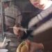 Tay nghề đỉnh cao của bà Mẹo bán bánh mì ở Tuy Hòa