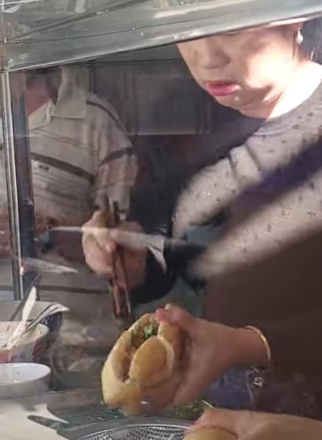 Tay nghề đỉnh cao của bà Mẹo bán bánh mì ở Tuy Hòa