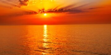 Đón bình minh biển Đông trên boong tàu hải quân đi Trường Sa