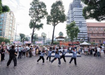 Quẩy hết mình tại lễ hội đường phố trước Bưu điện Sài Gòn