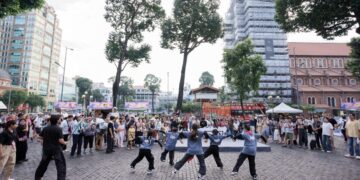 Quẩy hết mình tại lễ hội đường phố trước Bưu điện Sài Gòn