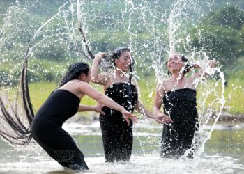 Tục tắm suối của người Tây Bắc