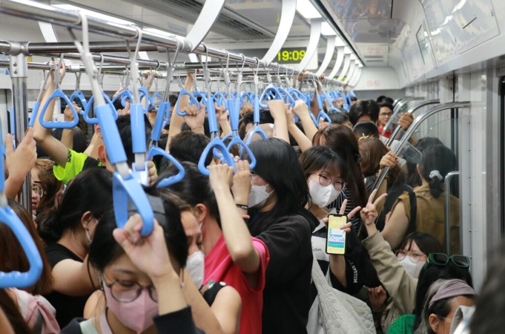 Nhiều người nước ngoài đi metro ở Sài Gòn