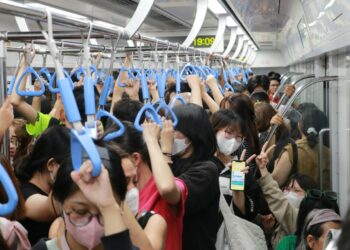 Nhiều người nước ngoài đi metro ở Sài Gòn