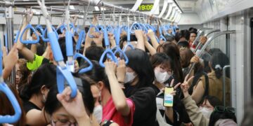 Nhiều người nước ngoài đi metro ở Sài Gòn