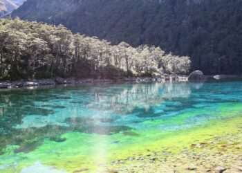 Khám phá hồ nước trong nhất thế giới, nơi du khách phải lau giày khi tới thăm