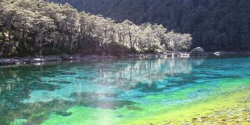 Khám phá hồ nước trong nhất thế giới, nơi du khách phải lau giày khi tới thăm