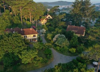 Ngôi làng Pháp cổ kính yên bình giữa rừng thông ở Đà Lạt