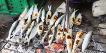 Về miền biển thưởng thức cá trích đầu mùa nướng than hoa