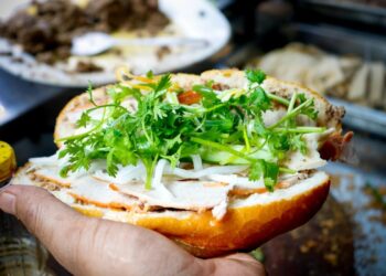 Food tour Sài Gòn: Nếm trọn ‘tinh hoa’ bánh mì xưa cũ