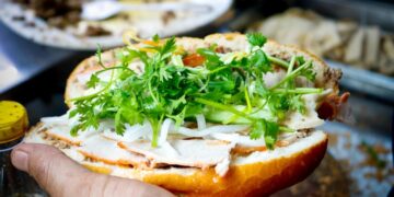 Food tour Sài Gòn: Nếm trọn ‘tinh hoa’ bánh mì xưa cũ