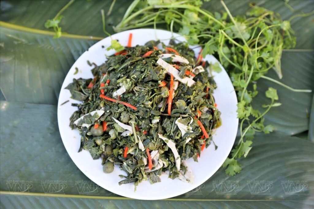 Nộm lá sắn, món ăn đặc sắc của người Cống ở Lai Châu