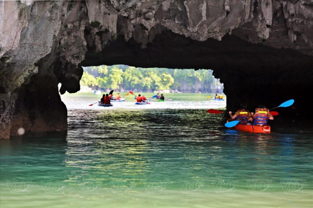 Hang Sáng, hang Tối – vẻ đẹp độc đáo trên vịnh Lan Hạ