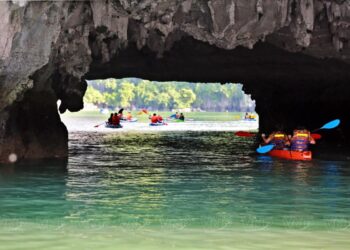 Hang Sáng, hang Tối – vẻ đẹp độc đáo trên vịnh Lan Hạ