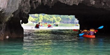 Hang Sáng, hang Tối – vẻ đẹp độc đáo trên vịnh Lan Hạ